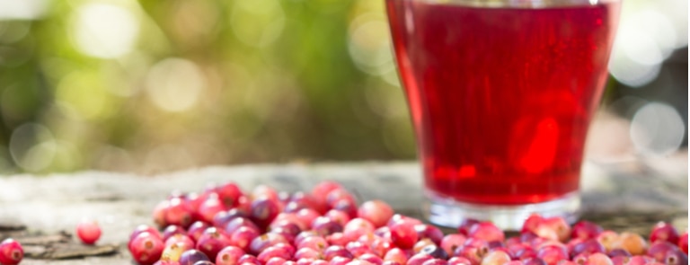 glass of cranberry juice with fresh berries