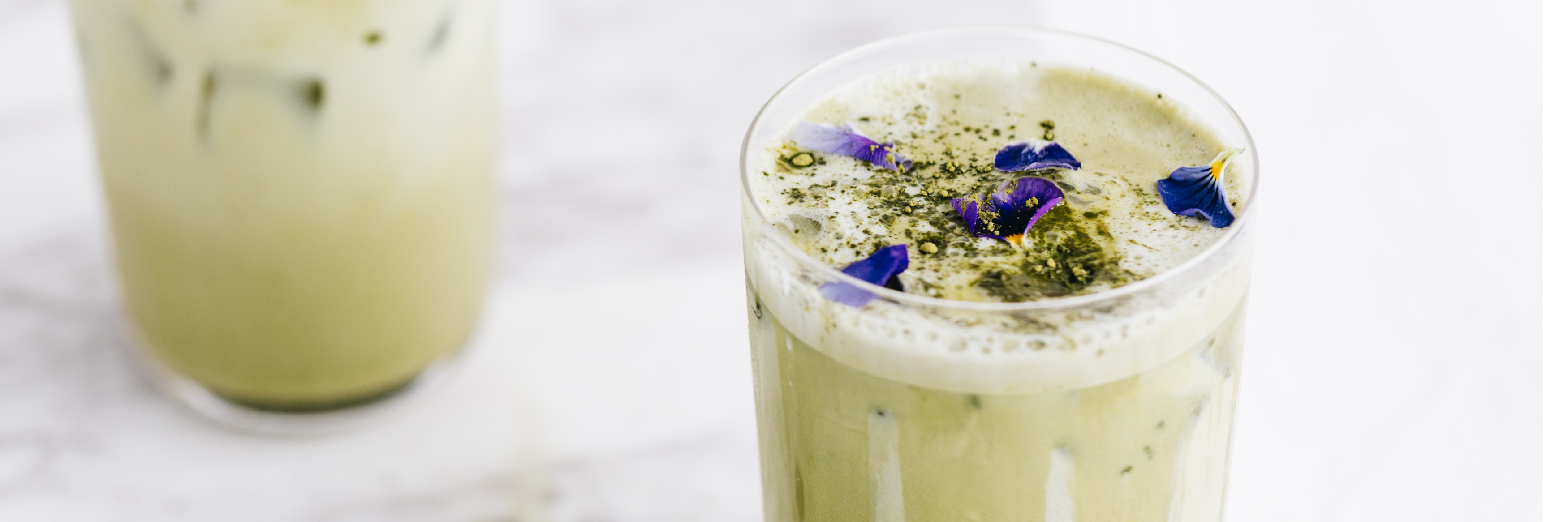 iced matcha latte in glas 