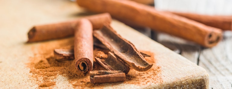 cinnamon powder and sticks 
