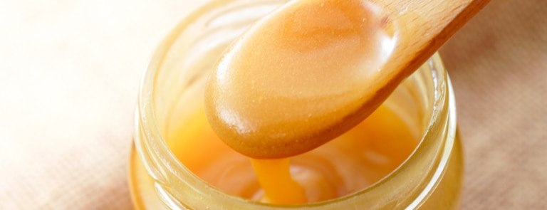 manuka honey spoon in jar