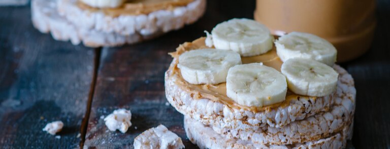 rice cakes with banana and peanut butter