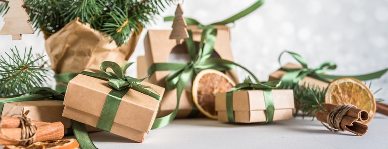 presents wrapped in brown paper and tied with sustainable ribbon and eco friendly decorations