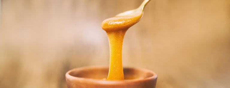 manuka honey on a spoon