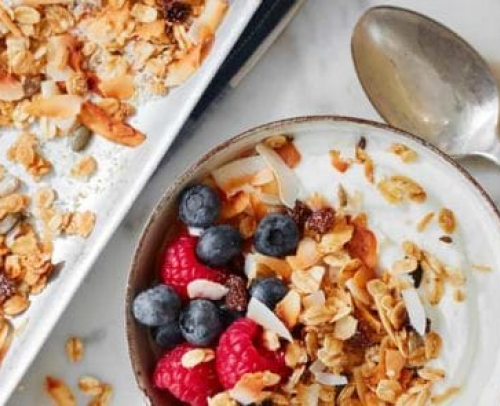 A bowl of granola with berries