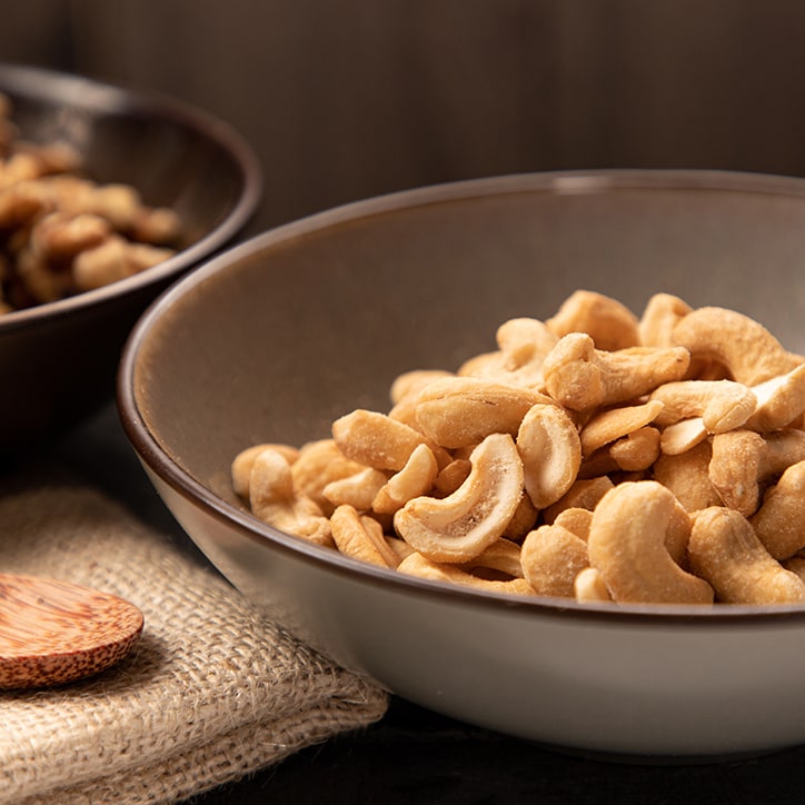 Holland & Barrett Roasted & Salted Cashew Nuts 100g image 2