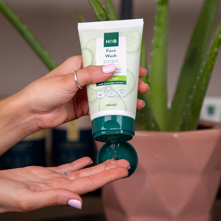 Holland & Barrett Aloe and Cucumber Face Wash image 4