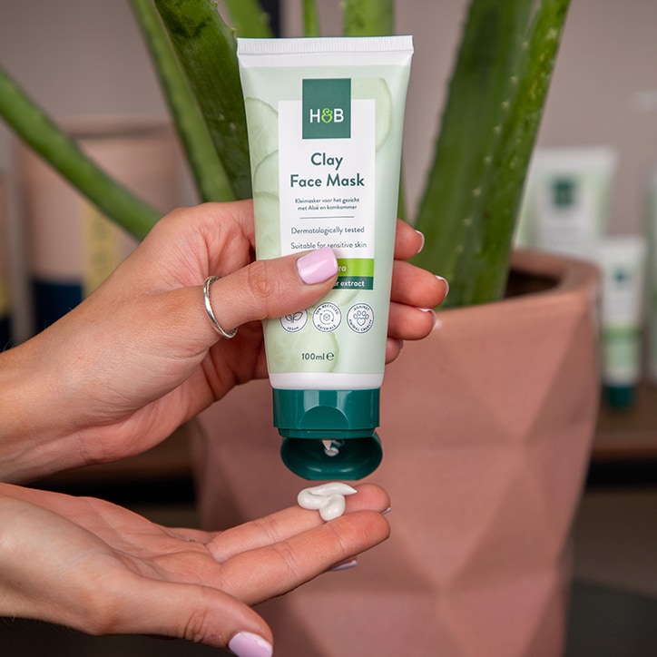 Holland & Barrett Aloe and Cucumber Clay Face Mask image 4