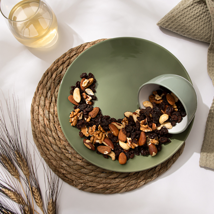 Holland & Barrett Organic Mixed Nuts & Raisins 250g image 3