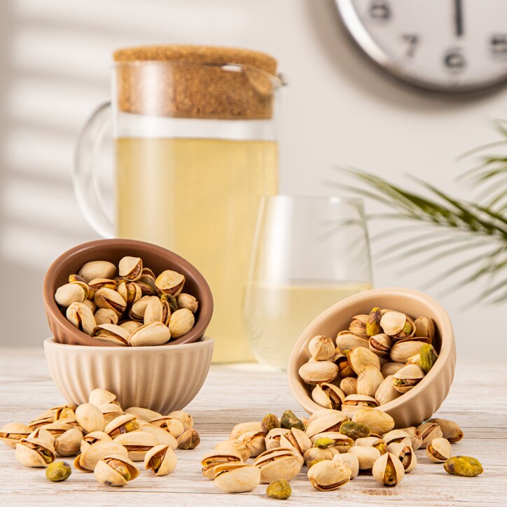 Holland & Barrett Roasted & Salted Pistachio Nuts 400g image 3