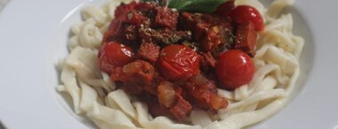 Vegan chorizo, tomato & basil pasta
