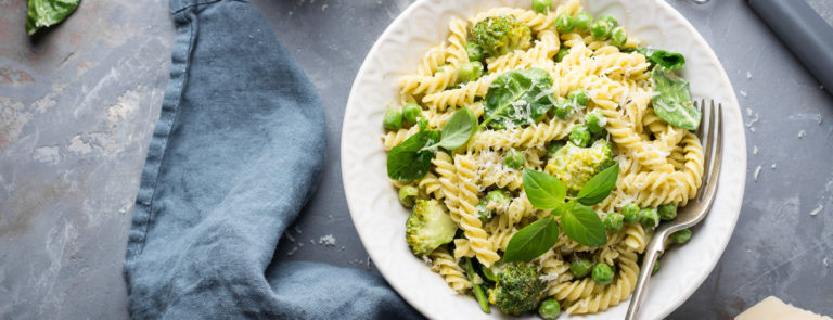pesto and spinach pasta - a healthy recipe with less than 5 ingredients